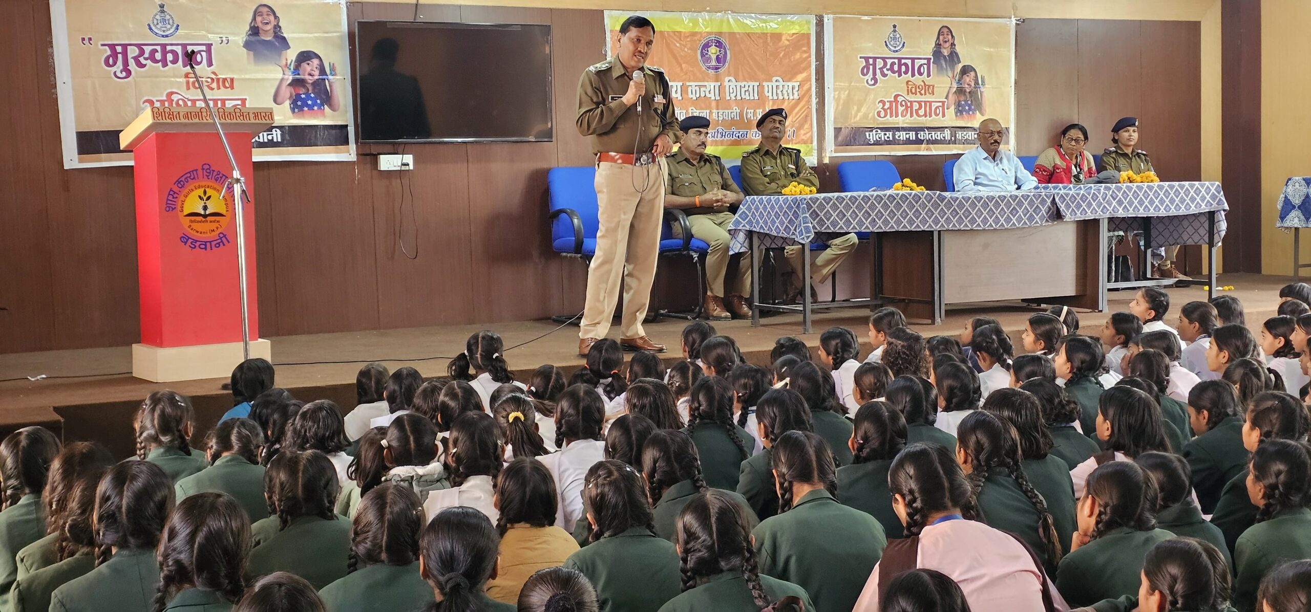 🚨 ‘सफलता का शॉर्टकट नहीं!’ SP श्री जगदीश डावर ने 472 छात्राओं को दिया सुरक्षा का मंत्र, ‘ऑपरेशन मुस्कान’ में आत्मरक्षा और साइबर सुरक्षा पर ज़ोर! 🛡️