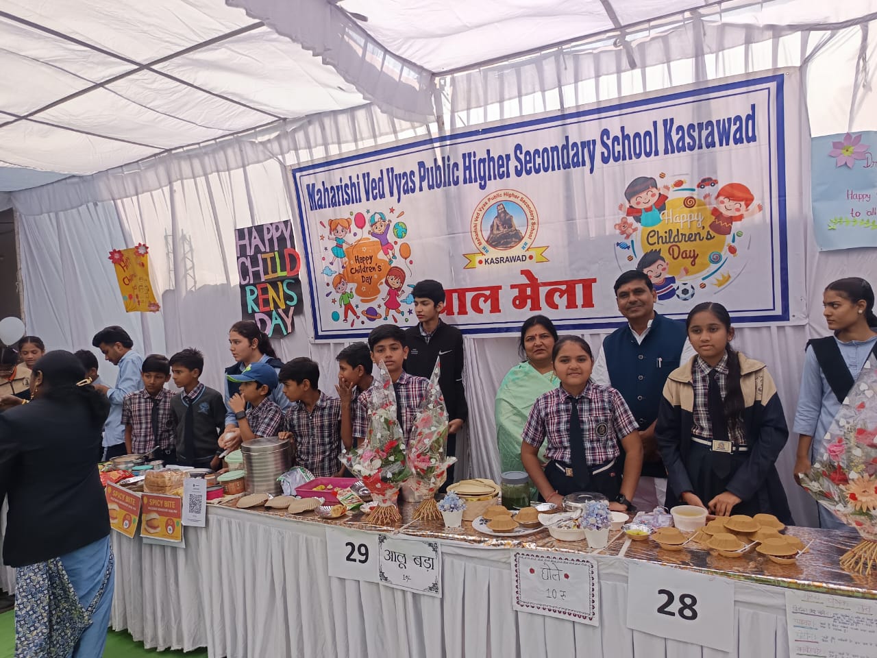 🎊👩‍⚖️ मेला भी, ज्ञान भी! कसरावद में महर्षि वेद व्यास स्कूल में भव्य बाल मेला आयोजित, न्यायाधीश महोदया ने 87 फूड स्टालों का किया शुभारंभ! 🏆